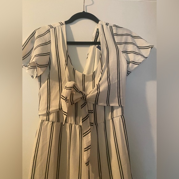Woman’s romper white pin stripped size Small NEW with tags - Picture 2 of 6